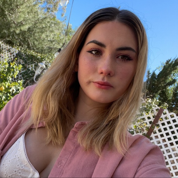 Meet your Posher, Sofia - Picture 2 of 13